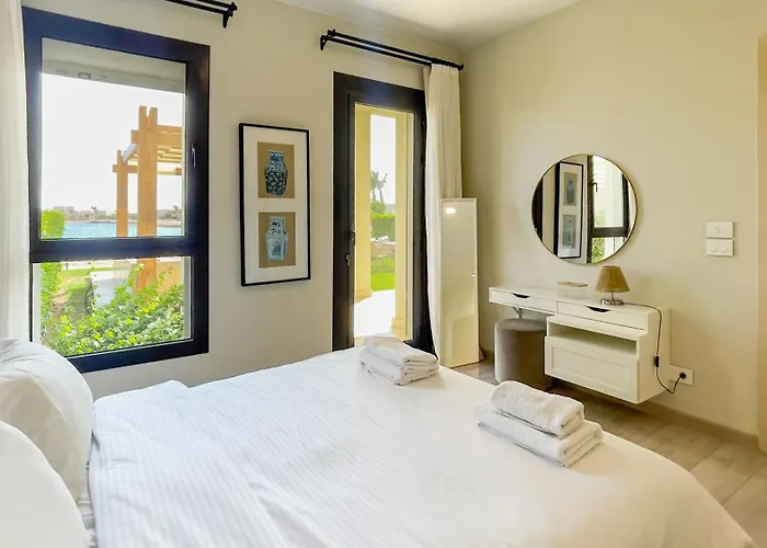 Ollystays Shedwan Lagoon & Pool View 2br! Near Abutig Marina Appartement Hurghada